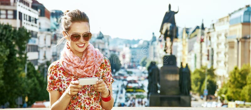 Mujer del viajero en el namesti de Vaclavske en SMS de la escritura de Praga imagen de archivo Mujer del viajero en el namesti de Vaclavske en SMS de la escritura de Praga imagen de archivo