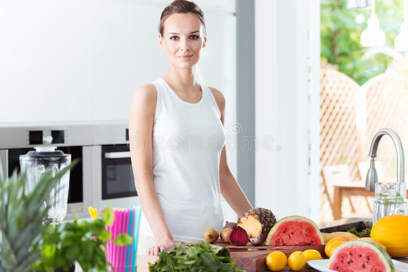 Mujer delgada en cocina moderna imágenes de archivo libres de regalías Mujer delgada en cocina moderna imágenes de archivo libres de regalías