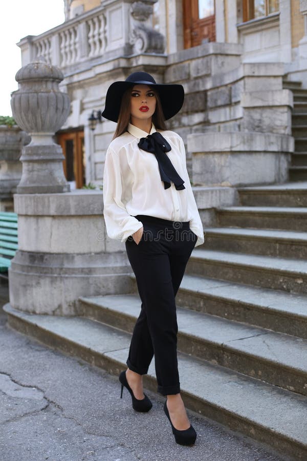 Mujer Delicada Hermosa Que La Ropa Elegante, Presentando En Parque Foto de archivo - Imagen de hermoso, joya: 46243754