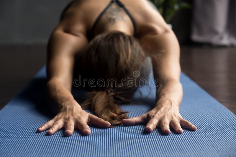 Mujer deportiva joven en la actitud de Balasana, cierre encima de la visión fotos de archivo Mujer deportiva joven en la actitud de Balasana, cierre encima de la visión fotos de archivo