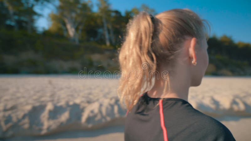 Mujer descalza caminando por la playa