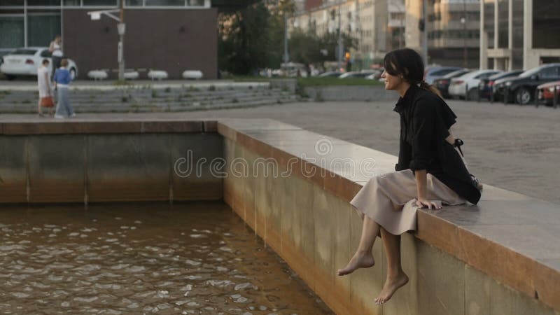 Mujer descalza encantadora