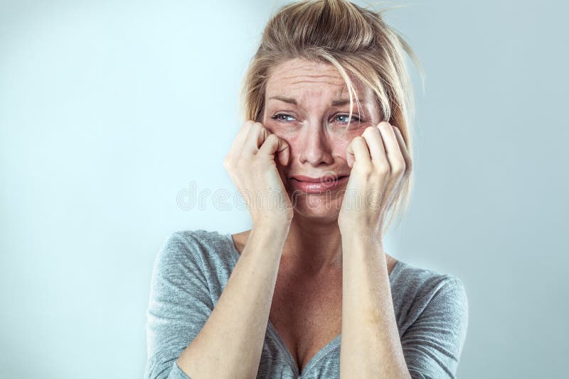 Mujer desilusionada que llora con los rasgones grandes que expresan tristeza imagenes de archivo Mujer desilusionada que llora con los rasgones grandes que expresan tristeza imagenes de archivo