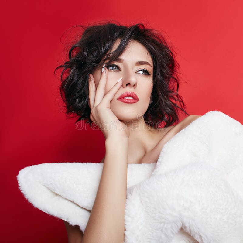 Mujer desnuda con el pelo corto Muchacha que presenta en una chaqueta blanca en un fondo rojo Piel limpia perfecta, cuerpo desnud imágenes de archivo libres de regalías Mujer desnuda con el pelo corto Muchacha que presenta en una chaqueta blanca en un fondo rojo Piel limpia perfecta, cuerpo desnud imágenes de archivo libres de regalías