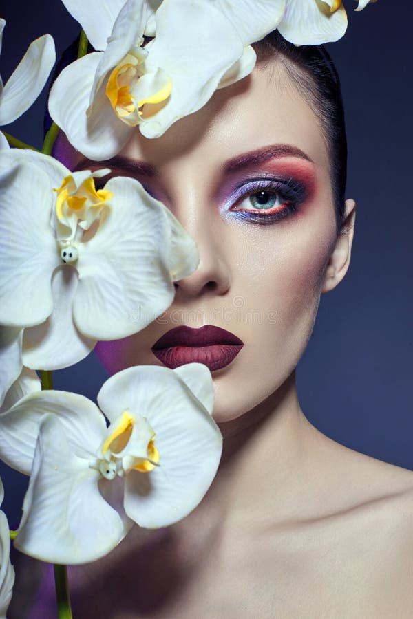 Mujer desnuda hermosa con una rama de la orquídea blanca en sus manos, imagenes de archivo Mujer desnuda hermosa con una rama de la orquídea blanca en sus manos, imagenes de archivo