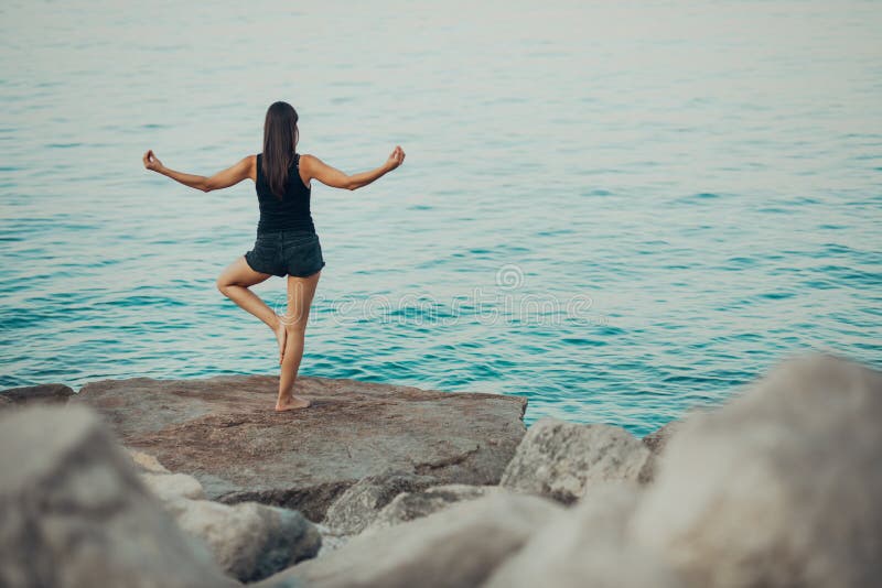 Mujer despreocupada que medita en naturaleza Encontrar paz interna Práctica de la yoga Forma de vida curativa espiritual Disfruta