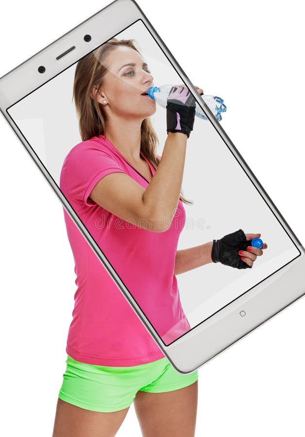 Mujer después de beber del entrenamiento. Mujer de la aptitud con la botella de agua en el fondo blanco collage conceptual con el dispositivo