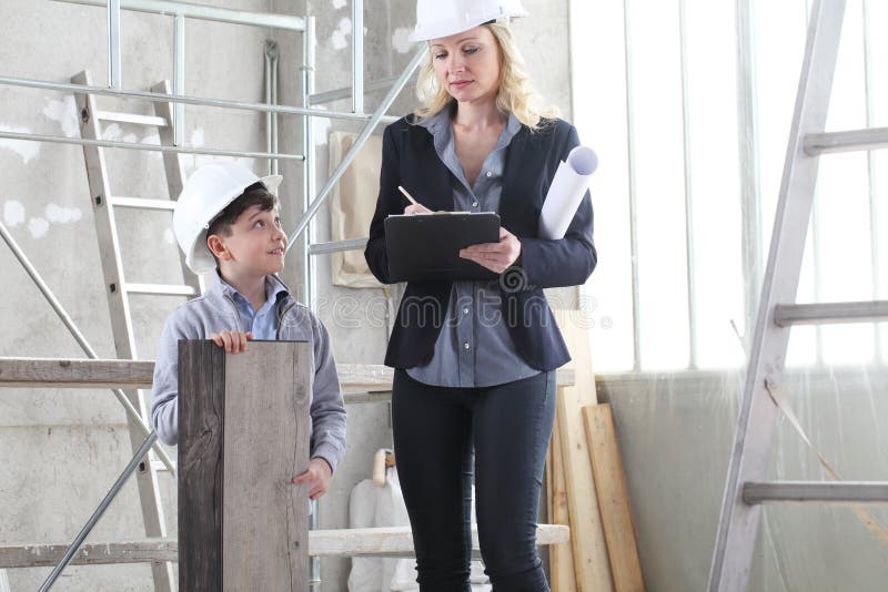 Mujer diseñadora de interiores o madre arquitecta con su hijo en el trabajo, eligen cómo amueblar la casa dentro del lugar de cons