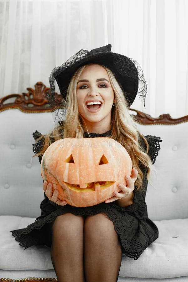 Mujer Disfrazada Preparándose Para Halloween Imagen de archivo - Imagen de asustadizo, sangre: 230752647 Mujer Disfrazada Preparándose Para Halloween Imagen de archivo - Imagen de asustadizo, sangre: 230752647