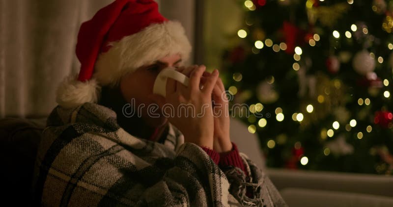 Mujer disfrutando de vísperas navideñas con bebida caliente metrajes