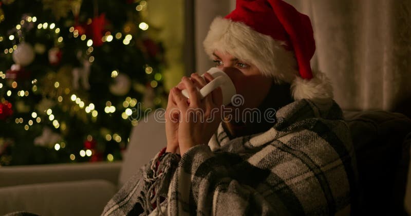Mujer disfrutando de vísperas navideñas con bebida caliente almacen de video