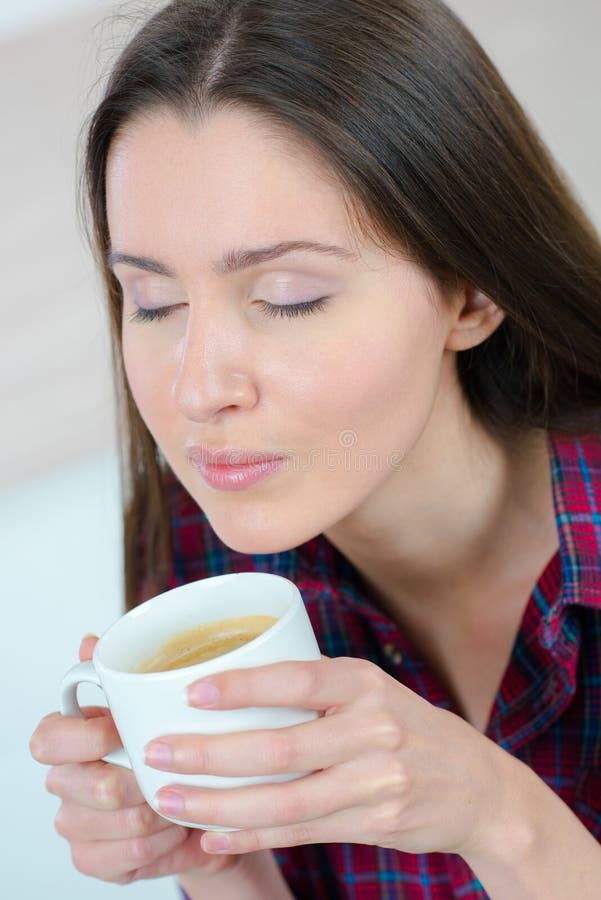 Mujer disfrutando del café fotografía de archivo