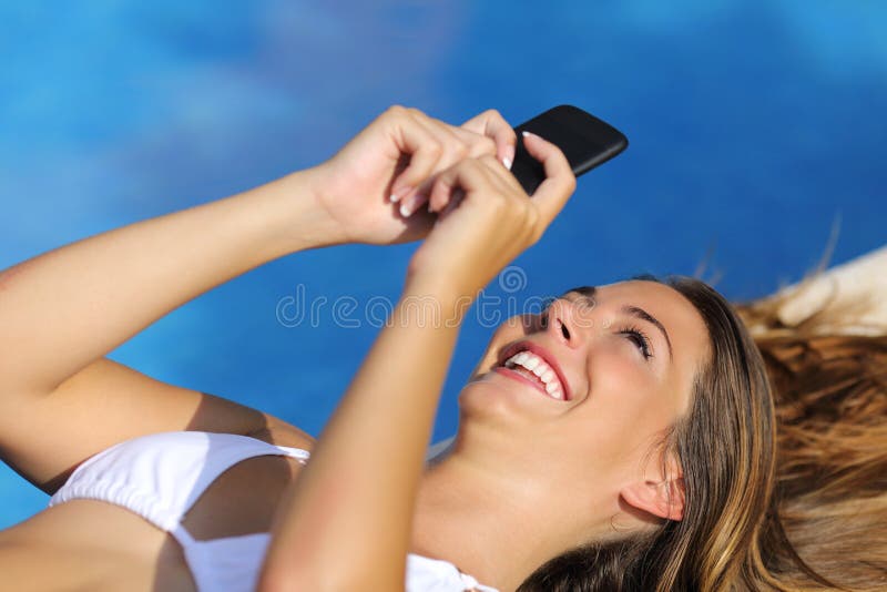 Mujer divertida que usa su teléfono elegante en vacaciones de verano fotos de archivo Mujer divertida que usa su teléfono elegante en vacaciones de verano fotos de archivo