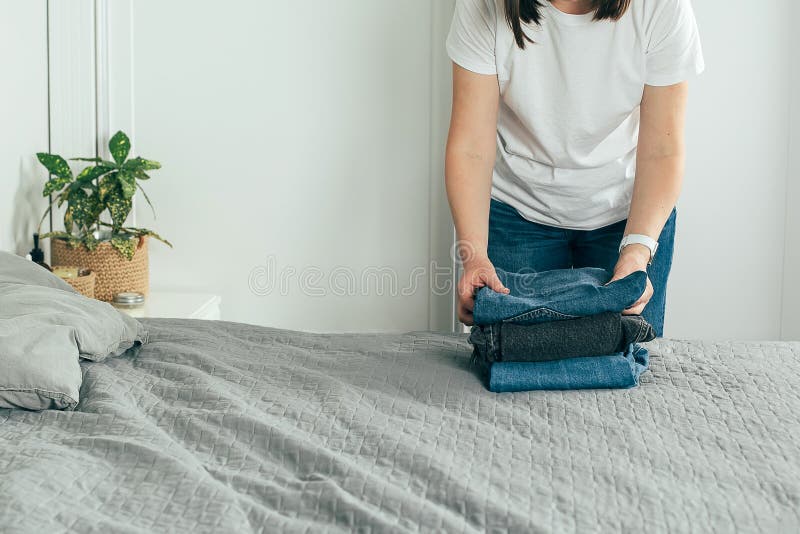 Mujer Doblando Ropa Jeans. Concepto De Desorden De Actualización De  Primavera De Análisis De Armario. Pancarta Imagen de archivo - Imagen de  organizador, corbata: 211423077