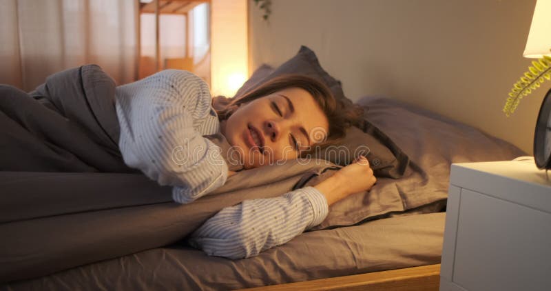 Mujer durmiendo en la cama en casa