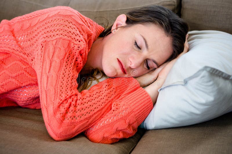 mujer durmiente que toma una siesta imagenes de archivo mujer durmiente que toma una siesta imagenes de archivo