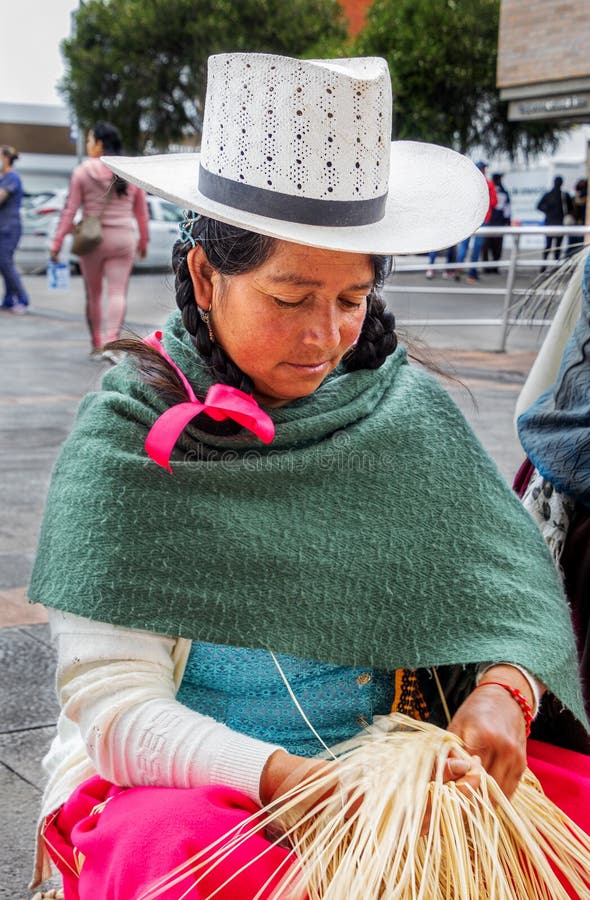 Mujer Ecuatoriana Está Tejiendo Sombrero Panama Foto de archivo