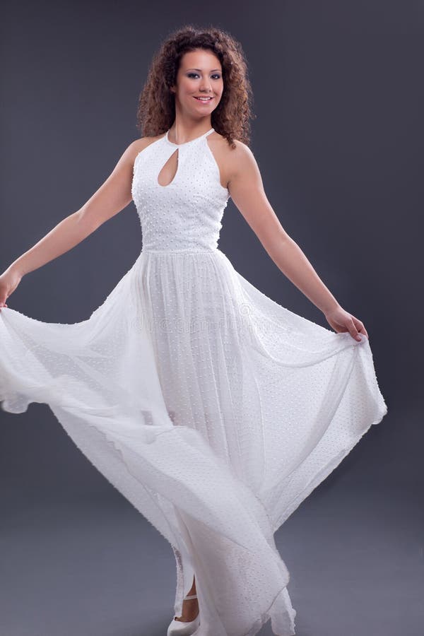 Señora Joven Preciosa Que Lleva Un Vestido Blanco Largo Elegante
