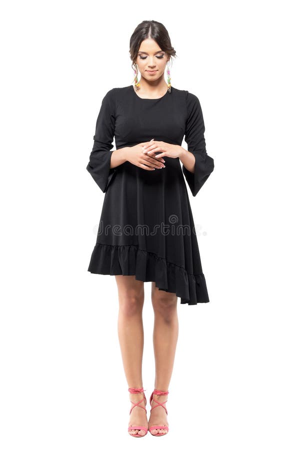Mujer Elegante Con Clase En El Vestido Negro Que Se Coloca Con Las Manos Abrochadas Que Miran Abajo Foto de archivo - Imagen de belleza, bollo: 96662000 Mujer Elegante Con Clase En El Vestido Negro Que Se Coloca Con Las Manos Abrochadas Que Miran Abajo Foto de archivo - Imagen de belleza, bollo: 96662000