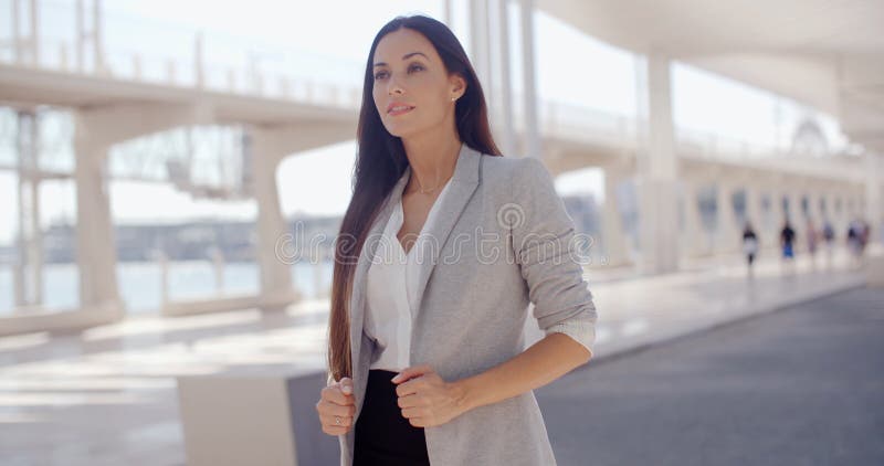 Mujer elegante con el pelo largo que se coloca en un móvil fotos de archivo Mujer elegante con el pelo largo que se coloca en un móvil fotos de archivo