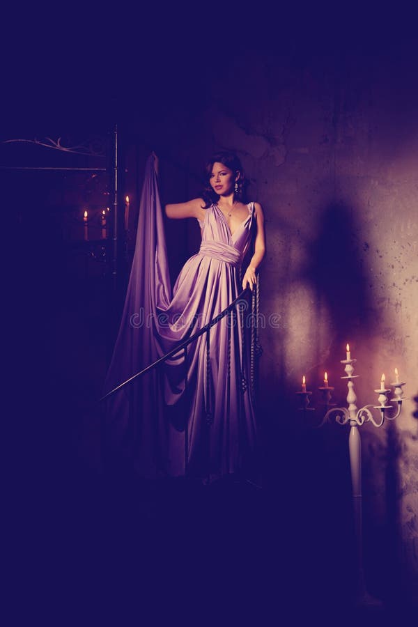 Mujer elegante de la moda de lujo en el interior rico Gir hermoso fotos de archivo Mujer elegante de la moda de lujo en el interior rico Gir hermoso fotos de archivo