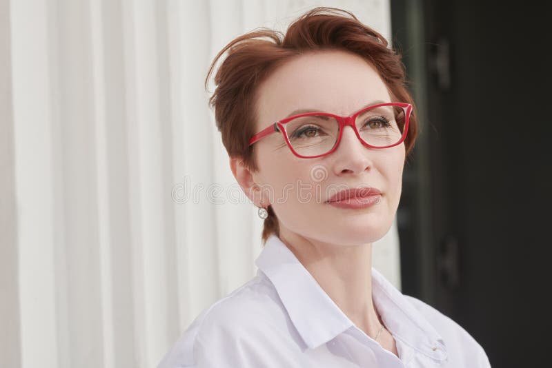 Mujer Elegante En Gafas Rojas Foto de - Imagen de cristales, confidente: