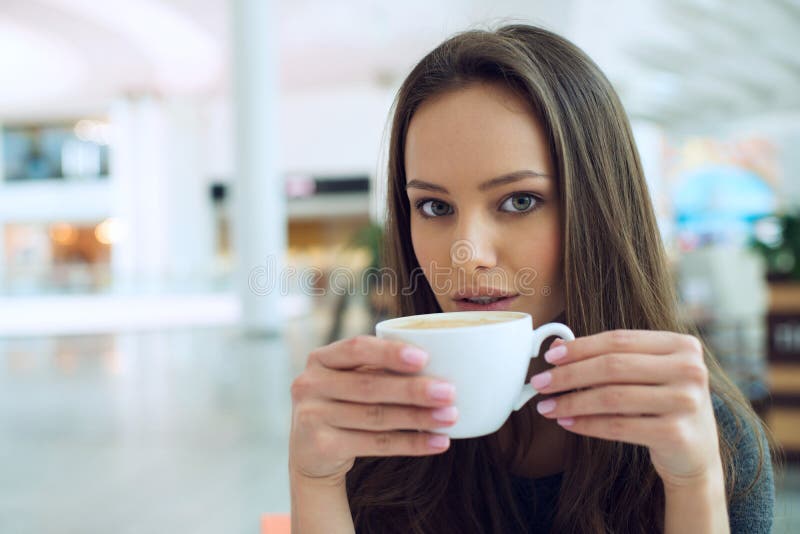 Mujer elegante en un descanso para tomar café imagen de archivo Mujer elegante en un descanso para tomar café imagen de archivo
