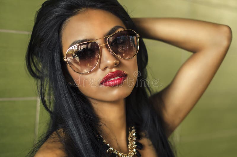 Mujer elegante hermosa imágenes de archivo libres de regalías