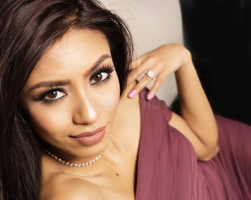 Mujer elegante hermosa que lleva el vestido de Borgoña imagen de archivo libre de regalías