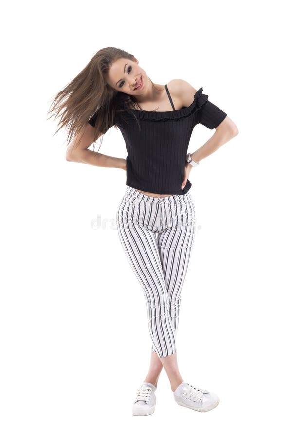 Mujer Elegante Joven En Pantalones Rayados Lanza El Pelo Y Que Sonríe En La Cámara En Ropa De Moda Foto de archivo - Imagen de completo, negro: 124156614