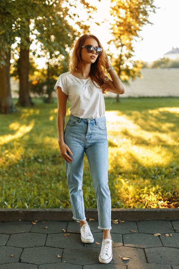 Joven Hermosa En La Ropa De La Marca La Moda Foto de archivo - Imagen de lifestyle, fashionable: 123913836