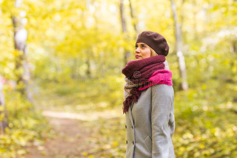 Mujer elegante joven que camina en parque del otoño fotografía de archivo Mujer elegante joven que camina en parque del otoño fotografía de archivo