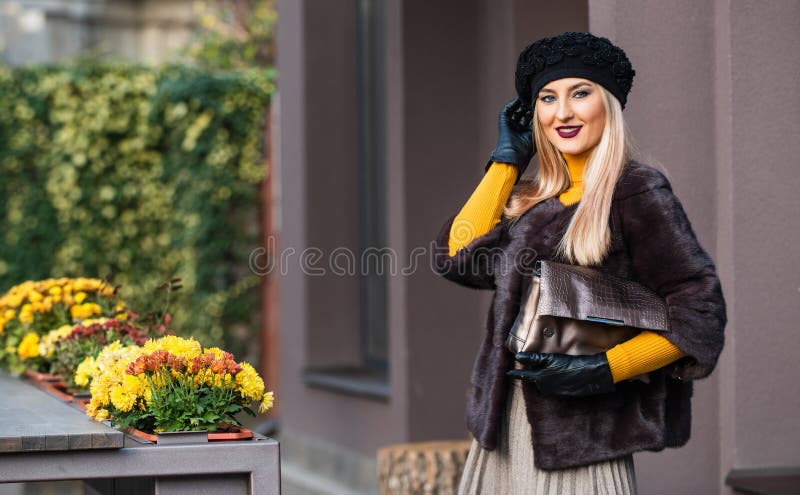 Mujer Elegante Lleva Abrigo De Piel. Concepto De Vogue. Conjunto De Estilo  Francés. Magnífico Modelo. Bonito Conjunto De Invierno. Imagen de archivo -  Imagen de estilo, piel: 178237469