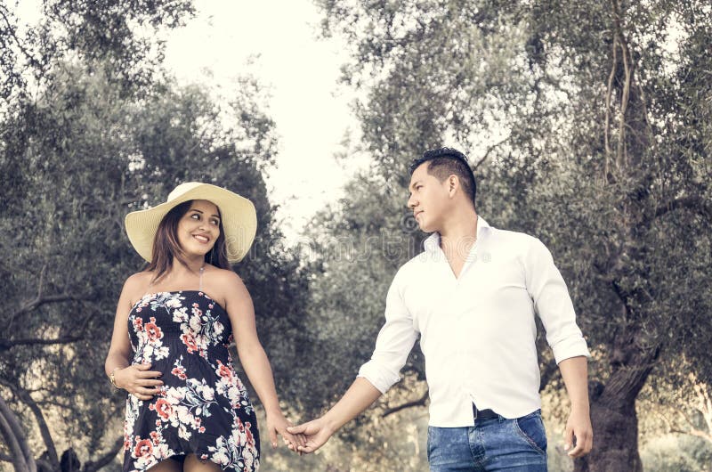 Mujer embarazada con el marido que mira uno a y la risa imágenes de archivo libres de regalías Mujer embarazada con el marido que mira uno a y la risa imágenes de archivo libres de regalías