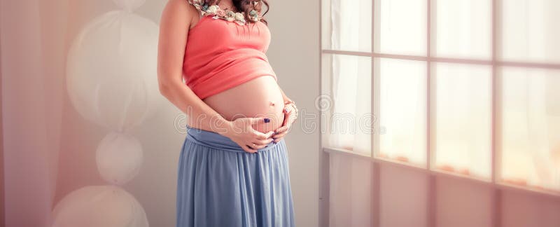 Mujer Embarazada Con Falda Azul Camisa Toca Su Vientre Imagen de archivo - Imagen de hembra, sano: 189550895