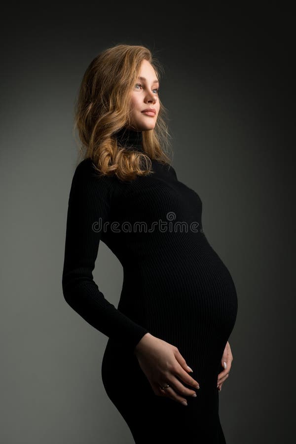 Dependencia Vago Eh Mujer Embarazada Con Vestido Negro En Estudio Imagen de archivo - Imagen de  oferta, calma: 206011815