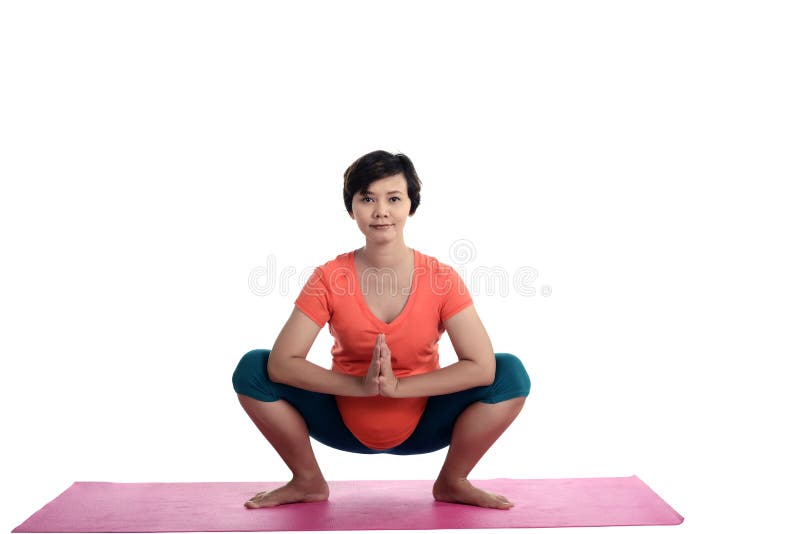 Mujer embarazada del asiático que hace yoga imágenes de archivo libres de regalías Mujer embarazada del asiático que hace yoga imágenes de archivo libres de regalías