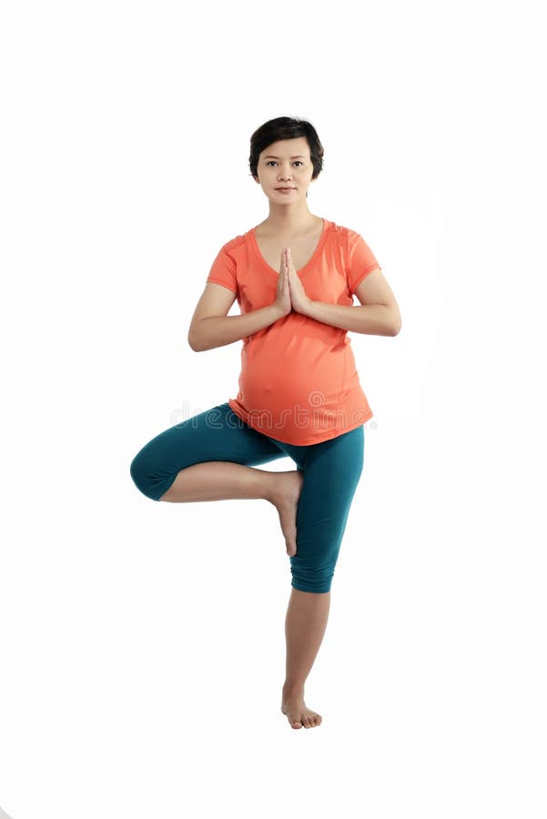 Mujer embarazada del asiático que hace yoga imágenes de archivo libres de regalías Mujer embarazada del asiático que hace yoga imágenes de archivo libres de regalías