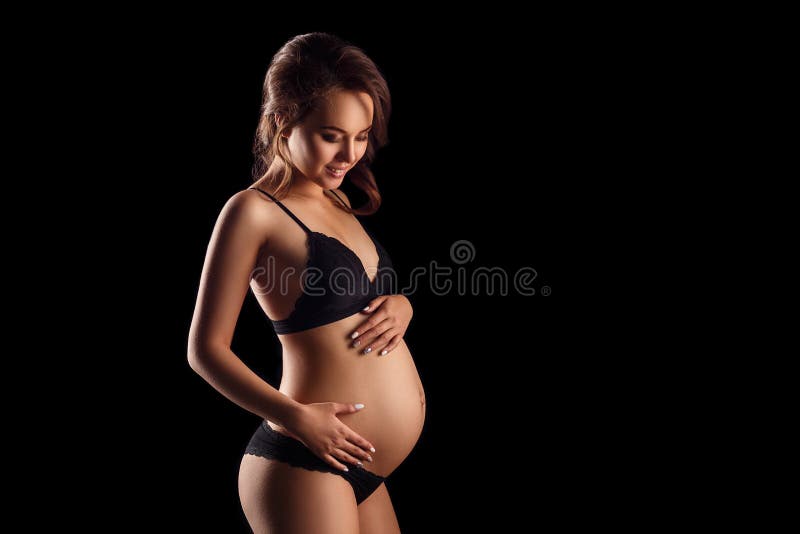 Mujer Embarazada En Ropa Interior En El Concepto Negro Del Fondo De Maternidad Foto de archivo - Imagen de maternidad, ropa: 119697492