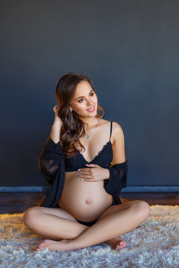 Mujer Embarazada Feliz Hermosa Sienta En Ropa Interior En El Piso Foto de archivo - Imagen de vientre, 119047280