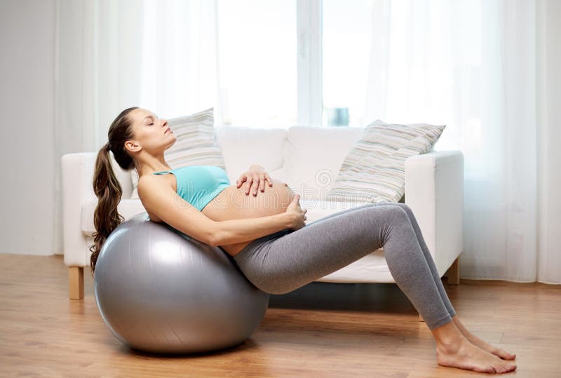 Mujer Embarazada Feliz Que Ejercita En Fitball En Casa Imagen de archivo -  Imagen de embarazo, hermoso: 52227775