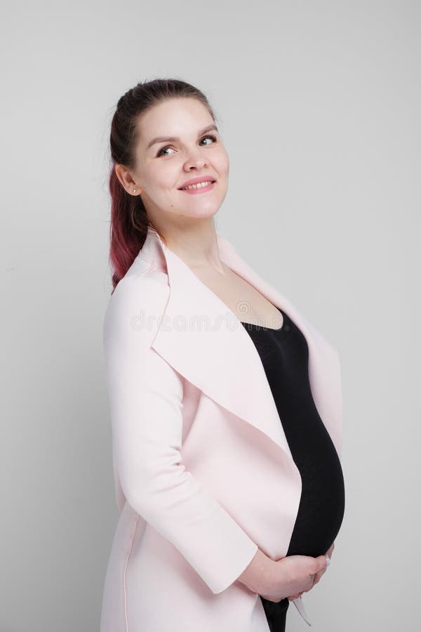 Mujer Embarazada En Traje De De Oficina Informal En El Fondo Foto de archivo - Imagen de mirando, adulto: 136287360