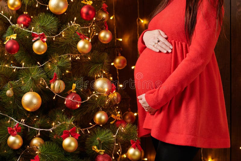 Mujer Embarazada Posando En Navidad, Vestido Rojo, Concepto NavideÃ±o  Imagen de archivo - Imagen de concepto, grande: 158949775