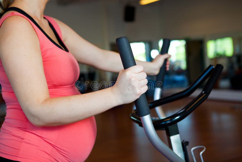 Mujer embarazada que hace ejercicio cardiovascular foto de archivo