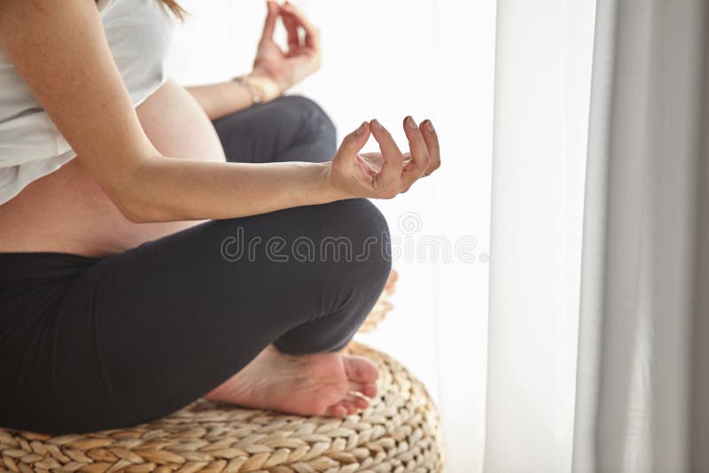 Mujer embarazada que hace yoga en el país imágenes de archivo libres de regalías Mujer embarazada que hace yoga en el país imágenes de archivo libres de regalías
