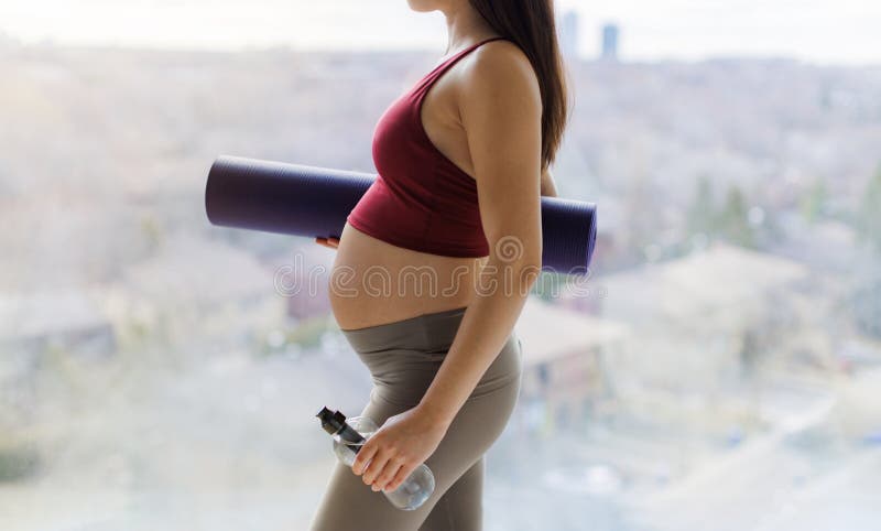 Mujer Embarazada Va a Clase De Yoga Prenatal Mostrando El Hermoso Vientre De Bulto De Bebé Sosteniendo Alfombras Yoga Y Foto de archivo - Imagen de embarazado, gente: 275376092