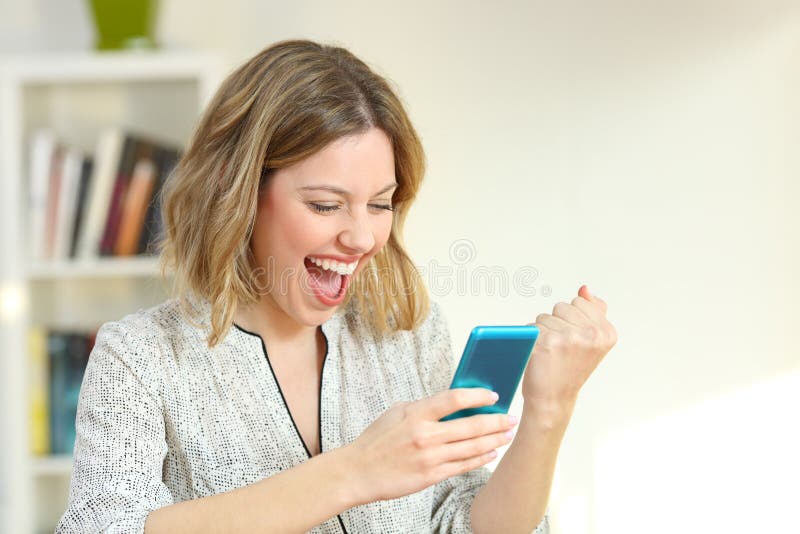 Mujer emocionada que lee el contenido elegante del teléfono imagenes de archivo Mujer emocionada que lee el contenido elegante del teléfono imagenes de archivo