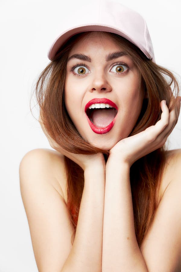 Mujer emocional con gorra Una mirada sorprendida con un modelo de boca abierta de cierre