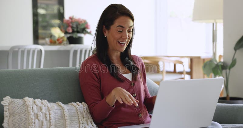 Mujer empresaria hispana que habla en una laptop en una videollamada almacen de video