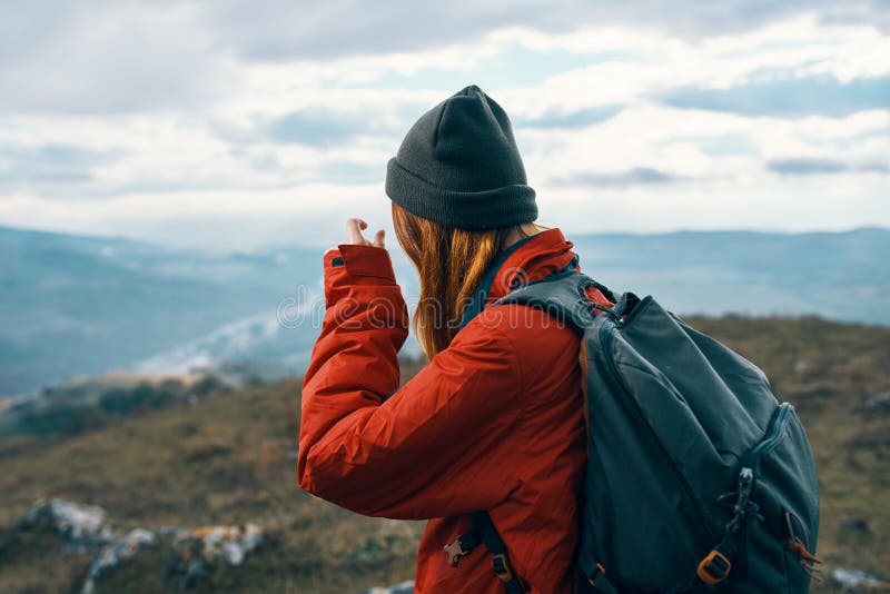 Mujer Enérgica En Ropa Abrigo Con Mochila Viaje Turismo Paisaje Vista Trasera Imagen de archivo Imagen de chaqueta, persona: 218190097